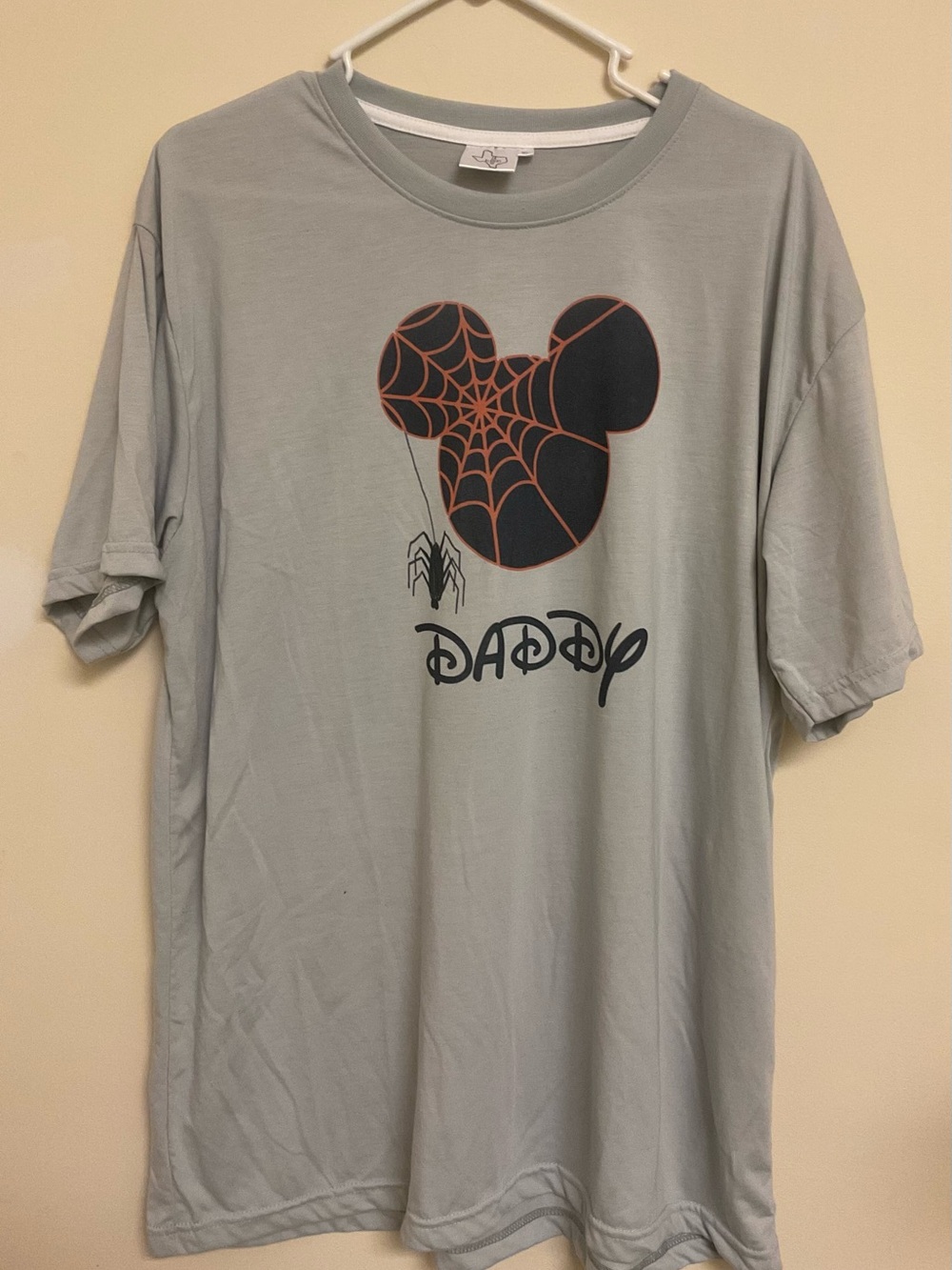 Men's Light Gray Graphic Short Sleeve Tee with Spider-Web Mouse Motif